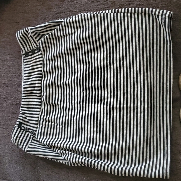 Black and grey striped skirt with pockets - Picture 1 of 3
